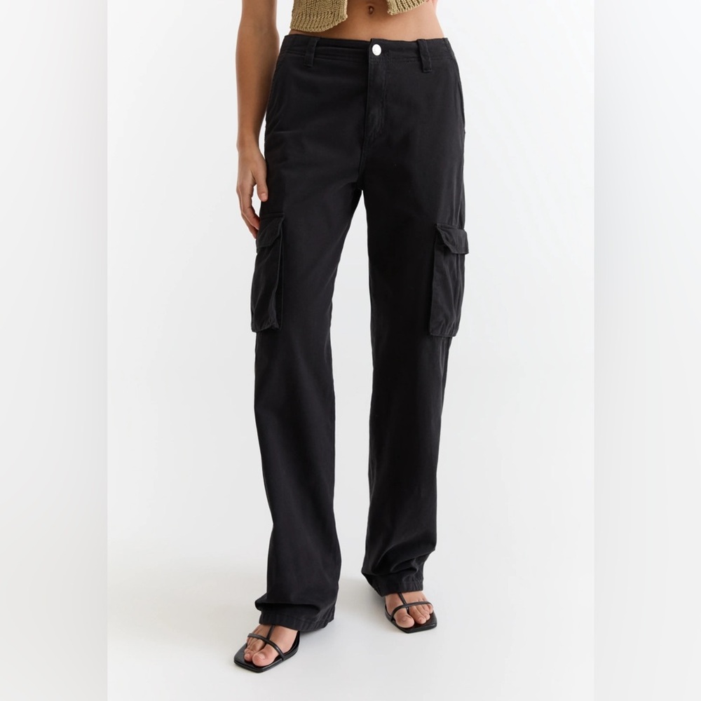 Pull&Bear Black High Waisted straight leg Cargo Pants (US 4; fits like US 0/2)